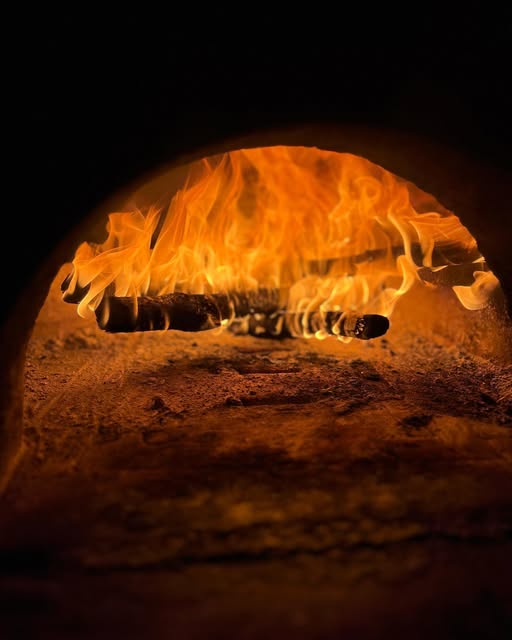 Le four à bois de la pizzeria en pleine flambée.
